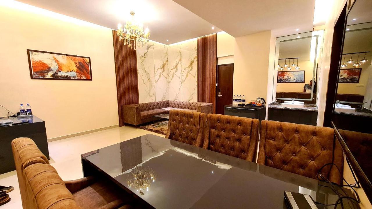 Galaxy Club & Hotel Bijāpur Zewnętrze zdjęcie